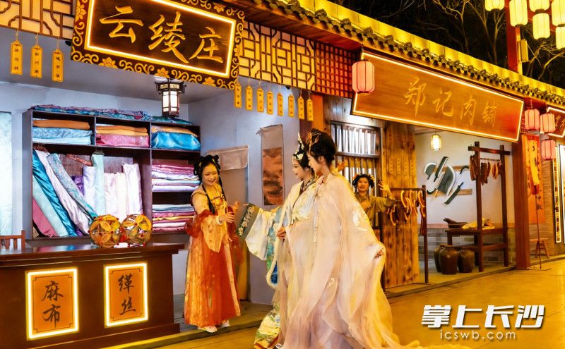仿宋古街复刻千年市井繁华。 仿宋古街复刻千年市井繁华。