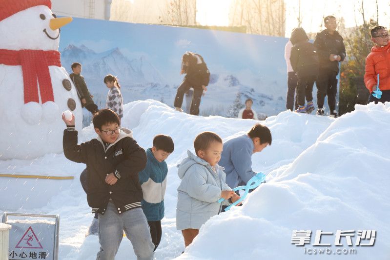 今天,游客在株洲方特欢乐世界玩雪赏雪。 均为长沙晚报全媒体记者贺文兵摄 今天,游客在株洲方特欢乐世界玩雪赏雪。 均为长沙晚报全媒体记者贺文兵摄