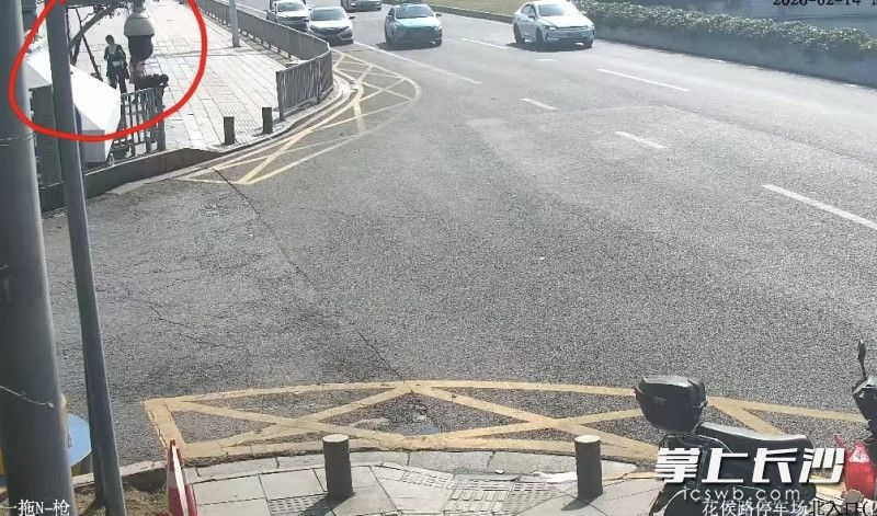 马女士背包遗落的地方。 监控视频截图