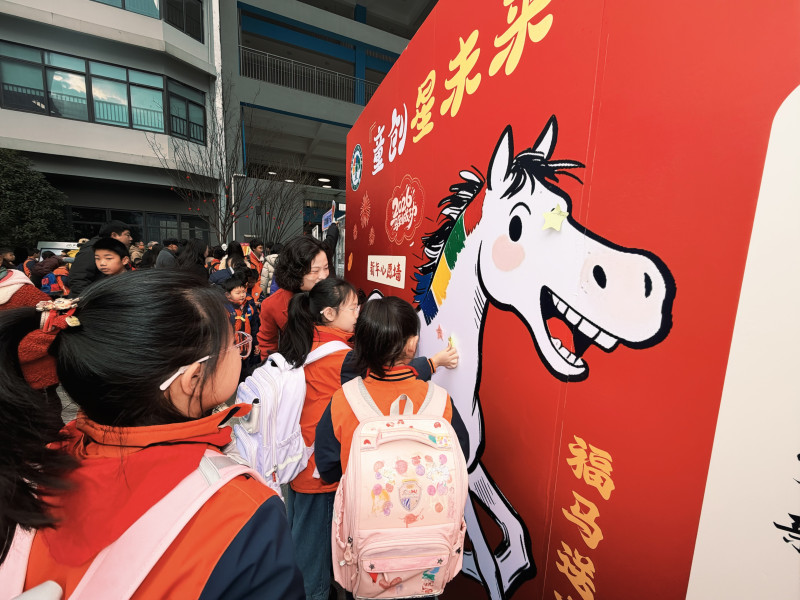 同学们把自己的心愿卡贴在心愿墙上。均为长沙晚报通讯员 陈文晗 供图 同学们把自己的心愿卡贴在心愿墙上。均为长沙晚报通讯员 陈文晗 供图