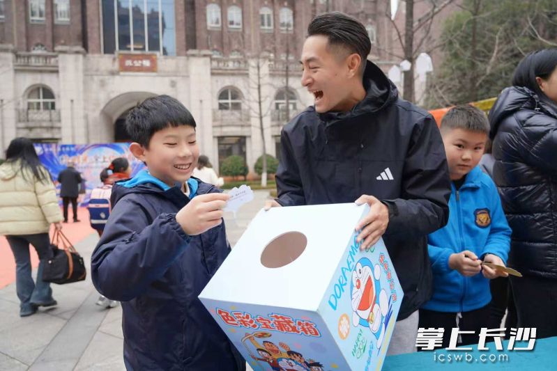 在湘珺未来学校“时光幸福”展区，大家抽取专属色彩盲盒卡片。 长沙晚报通讯员 朱畅 摄