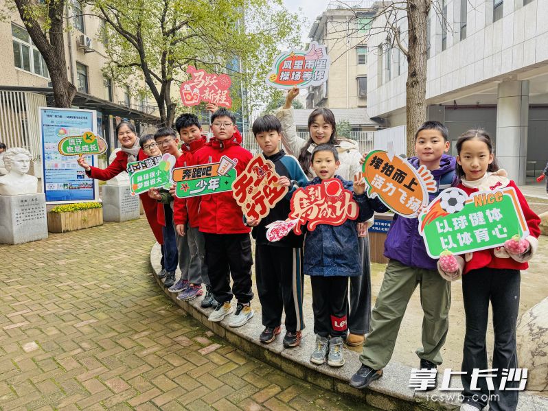 3月4日，长沙市中小学迎来2026年春季开学报到日，一股朝气蓬勃的“小马风潮”席卷校园。 长沙晚报通讯员 宋卉 摄