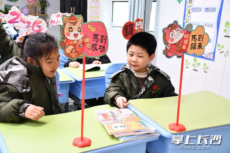 雨花区育新小学教室已经被老师们布置好，等待学生们的到来。 长沙晚报通讯员 李艳忠 摄