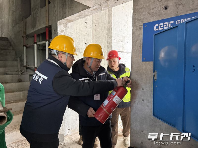 督查组在天心区丁家垅城改项目检查消防设施。 督查组在天心区丁家垅城改项目检查消防设施。