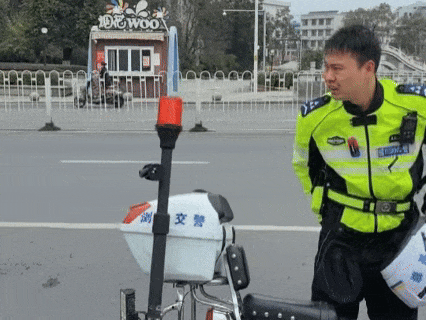 施明谱救人后浑身湿透。 施明谱救人后浑身湿透。
