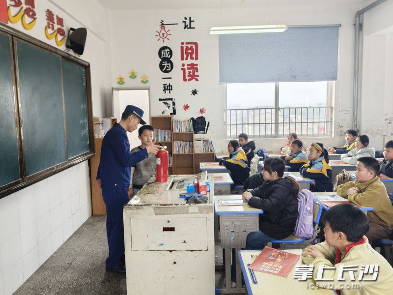 消防宣传员为学生讲解灭火器的使用方法。 长沙晚报通讯员 王磊 摄 消防宣传员为学生讲解灭火器的使用方法。 长沙晚报通讯员 王磊 摄