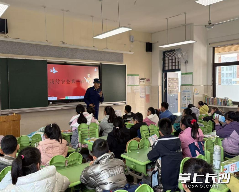 图为“开学第一课”现场。 长沙晚报讯通讯员 刘鑫 摄 图为“开学第一课”现场。 长沙晚报讯通讯员 刘鑫 摄