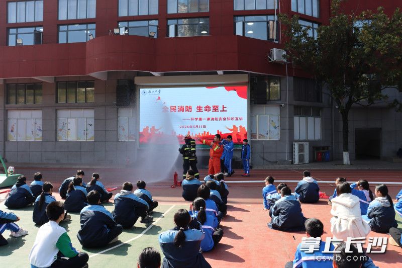 消防宣传员指导学生实操灭火。 长沙晚报通讯员 杨慧 摄 消防宣传员指导学生实操灭火。 长沙晚报通讯员 杨慧 摄