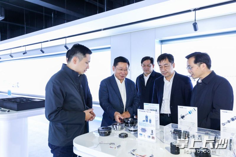 湖南具身智能创新中心调研现场。 长沙晚报全媒体记者 董阳 摄 湖南具身智能创新中心调研现场。 长沙晚报全媒体记者 董阳 摄
