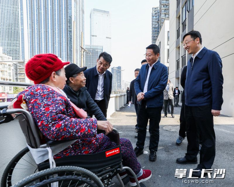 陈博彰调研裕南街街道三栋碑1-3号栋危房原拆原建项目,认真听取居民意见建议。长沙晚报全媒体记者 董阳 摄 陈博彰调研裕南街街道三栋碑1-3号栋危房原拆原建项目,认真听取居民意见建议。长沙晚报全媒体记者 董阳 摄