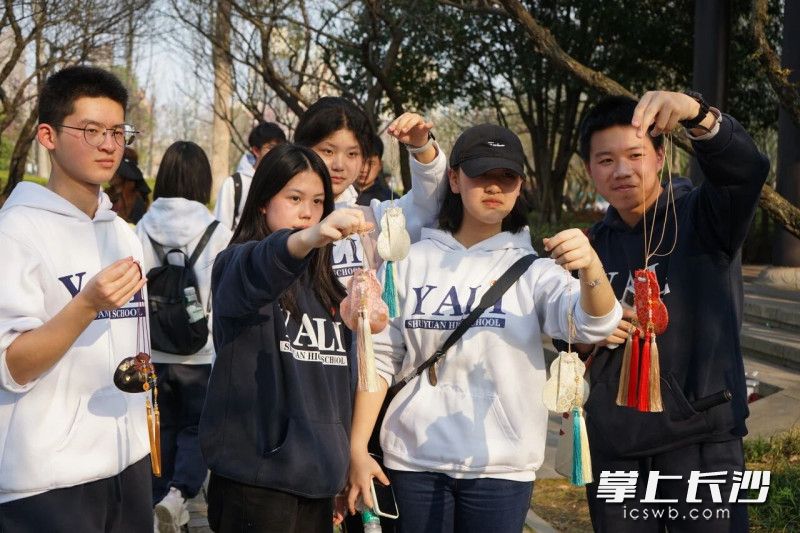 制作香囊活动也让学生们体验了传统香道文化的独特魅力。 制作香囊活动也让学生们体验了传统香道文化的独特魅力。