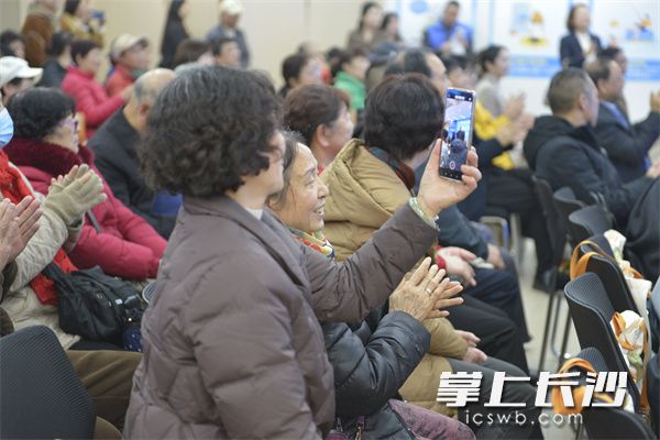 活动现场气氛热烈。 活动现场气氛热烈。