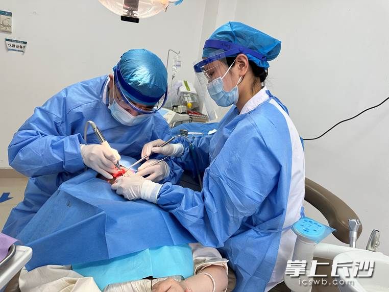 主任医师朱丽雷(左)为患者治疗。医院供图 主任医师朱丽雷(左)为患者治疗。医院供图