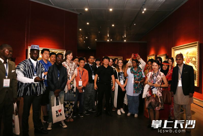 外国观展者。 均为李自健美术馆供图 外国观展者。 均为李自健美术馆供图