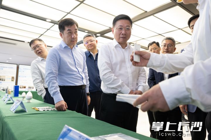 4月11日,市委副书记、市长陈博彰调研科技创新平台建设工作。长沙晚报全媒体记者 黄启晴 摄 4月11日,市委副书记、市长陈博彰调研科技创新平台建设工作。长沙晚报全媒体记者 黄启晴 摄