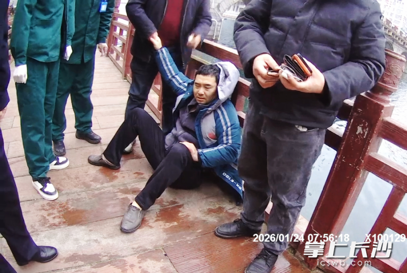 图为体力耗尽、险些遇险的陈学冲,被群众救起后。均为学校供图 图为体力耗尽、险些遇险的陈学冲,被群众救起后。均为学校供图