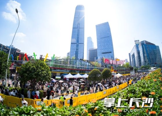 4月19日上午,零食王国门前排起长长的队伍。长沙晚报全媒体记者曹开阳 摄 4月19日上午,零食王国门前排起长长的队伍。长沙晚报全媒体记者曹开阳 摄