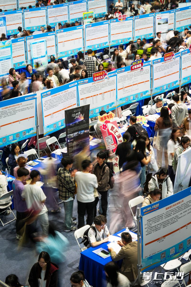 4月19日,“智汇潇湘 才聚湖南”2026年行动在湖南大学、湖南师范大学继续举行。 均为长沙晚报全媒体记者郭雨滴摄 4月19日,“智汇潇湘 才聚湖南”2026年行动在湖南大学、湖南师范大学继续举行。 均为长沙晚报全媒体记者郭雨滴摄
