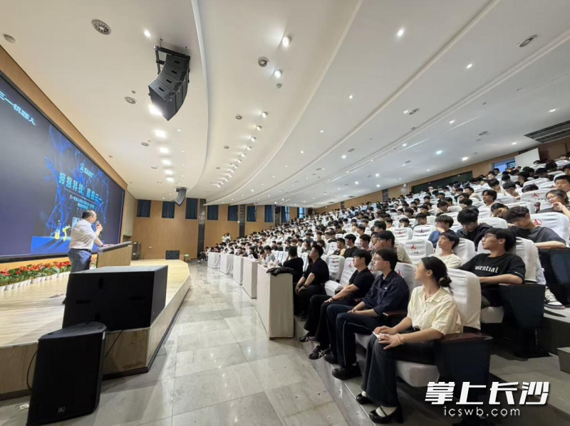 专场校园招聘活动精准释放2000余个优质岗位。均为通讯员 高妍 供图 专场校园招聘活动精准释放2000余个优质岗位。均为通讯员 高妍 供图