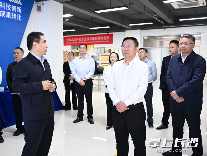 4月25日,市委副书记、市长陈博彰调研科技创新平台建设工作。长沙晚报全媒体记者 王志伟 摄 4月25日,市委副书记、市长陈博彰调研科技创新平台建设工作。长沙晚报全媒体记者 王志伟 摄