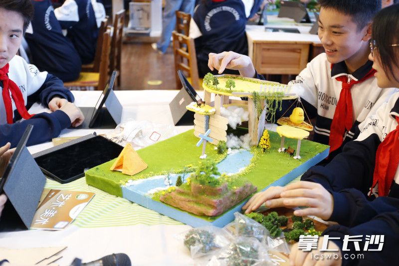 学生们化身“小小规划师”设计未来长沙。 学生们化身“小小规划师”设计未来长沙。