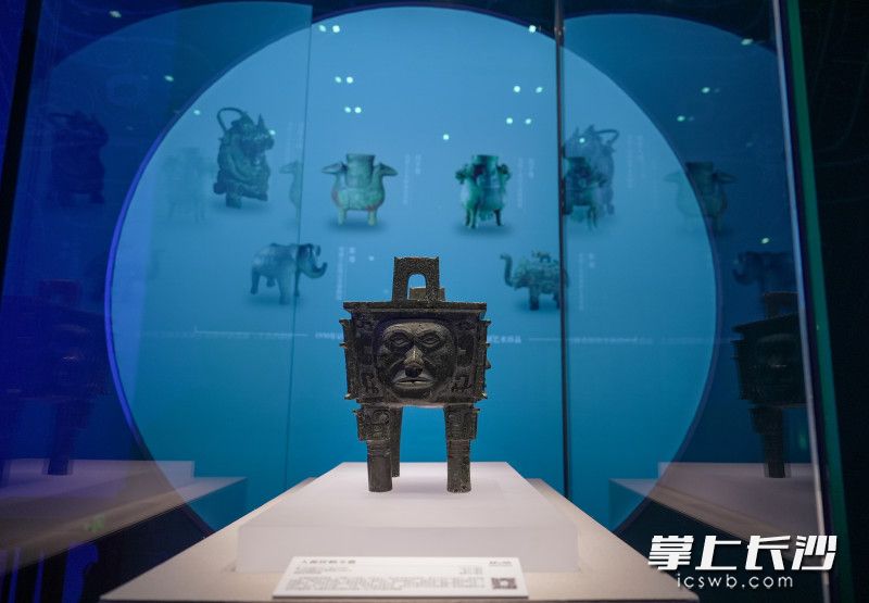 湖南省博物馆镇馆之宝人面纹方鼎在梅溪湖艺术博物馆7号展厅亮相。均为长沙晚报全媒体记者 郭雨滴 摄 湖南省博物馆镇馆之宝人面纹方鼎在梅溪湖艺术博物馆7号展厅亮相。均为长沙晚报全媒体记者 郭雨滴 摄