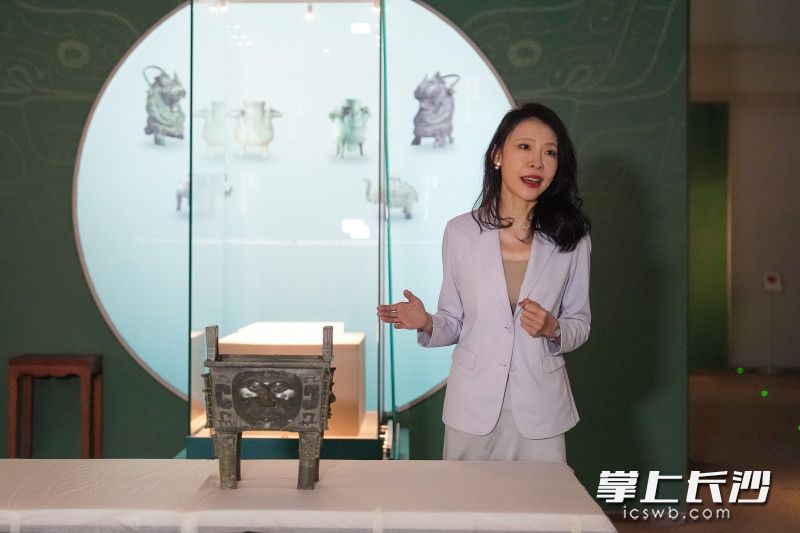 湖南省博物馆副研究馆员吴小燕对文物进行专业解读。 湖南省博物馆副研究馆员吴小燕对文物进行专业解读。