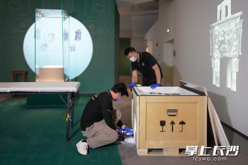 工作人员严格按照流程开启文物运输箱。 工作人员严格按照流程开启文物运输箱。