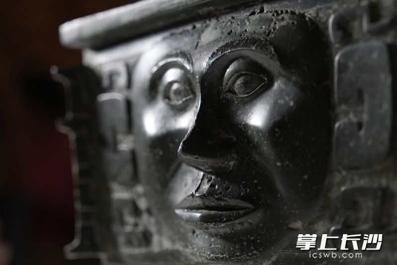 人面纹方鼎。 人面纹方鼎。
