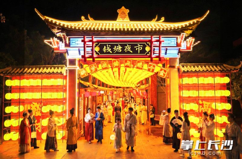 钱塘夜市开市。 钱塘夜市开市。