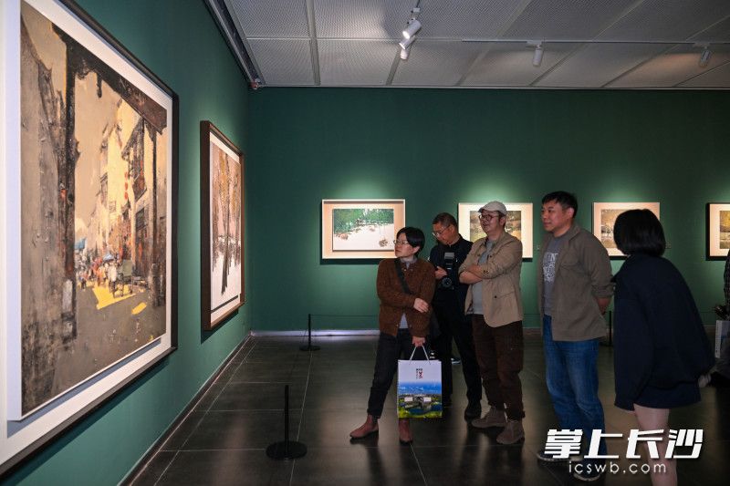 4月29日,“杨贵画风景”油画个展在长沙李自健美术馆开幕。 4月29日,“杨贵画风景”油画个展在长沙李自健美术馆开幕。