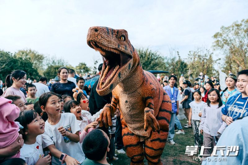 逼真恐龙成孩子们最爱。 逼真恐龙成孩子们最爱。