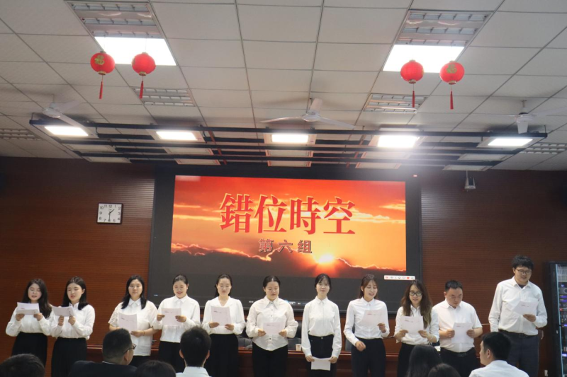 学员们围绕“立足岗位当先锋”主题开展分组研讨，深入交流学习体会。