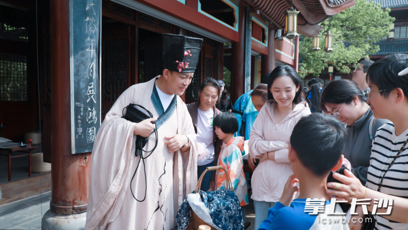 “国民村长”李锐扮演“苏东坡”与游客互动。除署名外,均为主办方供图 “国民村长”李锐扮演“苏东坡”与游客互动。除署名外,均为主办方供图