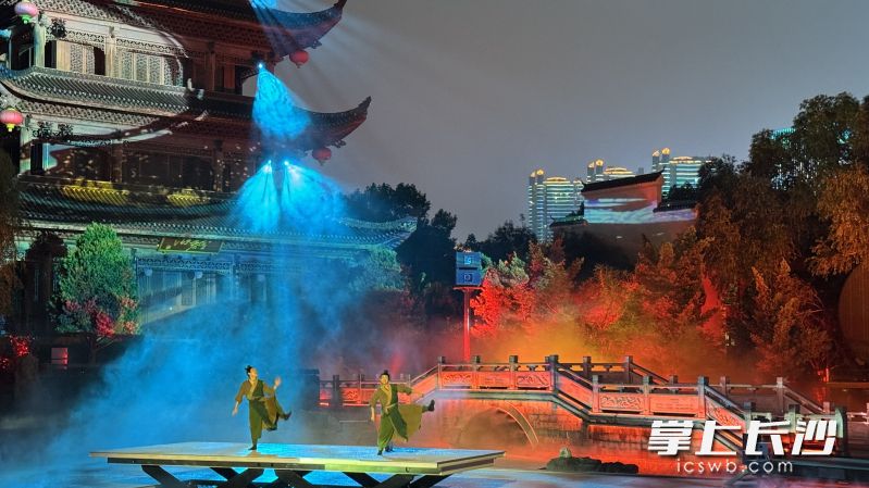 《花开橘洲·江天暮雪》湖湘文化美学主题演艺。长沙晚报全媒体记者 佘倩文 摄 《花开橘洲·江天暮雪》湖湘文化美学主题演艺。长沙晚报全媒体记者 佘倩文 摄