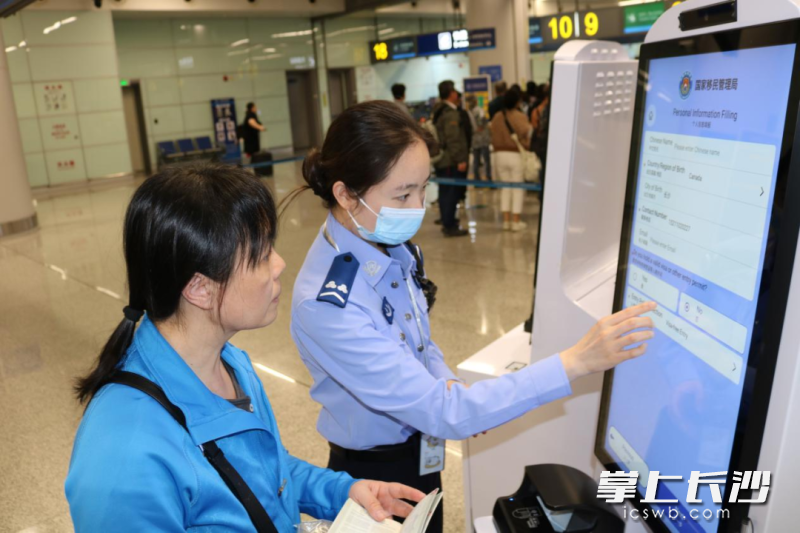 长沙口岸加强现场引导服务,持续优化查验流程。 长沙口岸加强现场引导服务,持续优化查验流程。