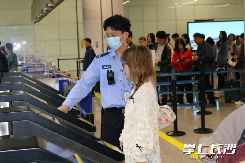 今年“五一”假期,全省口岸出入境人员达2.6万人次。图为长沙口岸。 均为长沙晚报通讯员李璠、余洋供图 今年“五一”假期,全省口岸出入境人员达2.6万人次。图为长沙口岸。 均为长沙晚报通讯员李璠、余洋供图