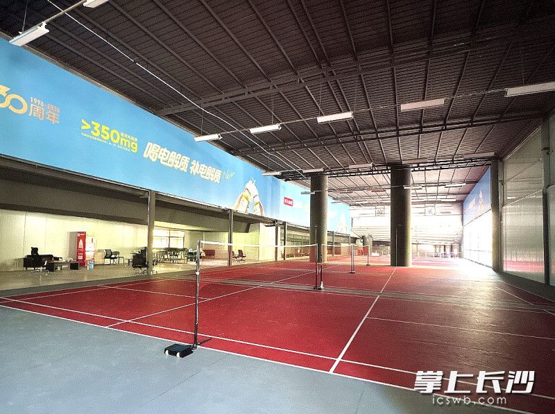 天心区南二环浦沅桥下公园羽毛球馆主体及篮球半场等设施基本完工。 天心区南二环浦沅桥下公园羽毛球馆主体及篮球半场等设施基本完工。