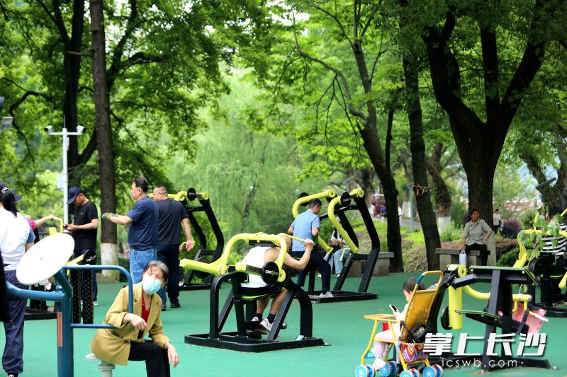 烈士公园健身广场,新增6张室外乒乓球台、12套力量器械、2片悬浮式羽毛球场。 烈士公园健身广场,新增6张室外乒乓球台、12套力量器械、2片悬浮式羽毛球场。