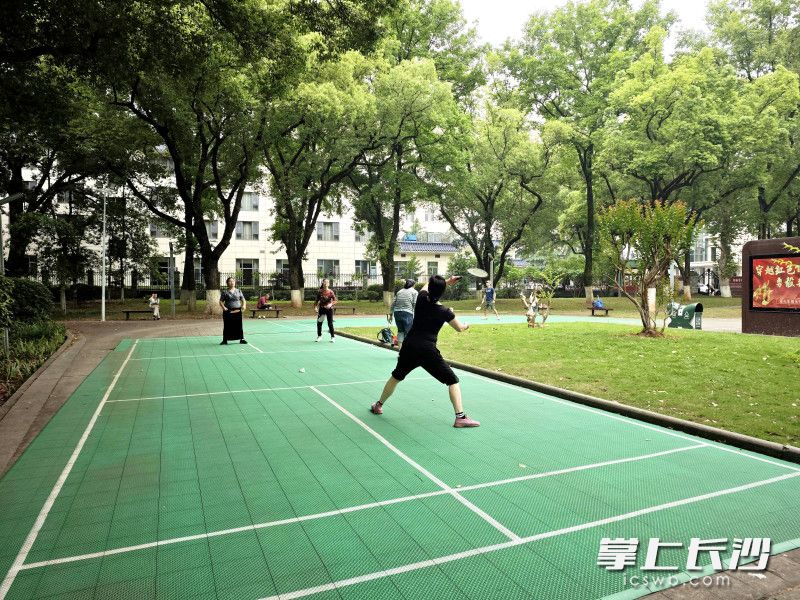 市民在烈士公园健身广场打羽毛球。 市民在烈士公园健身广场打羽毛球。