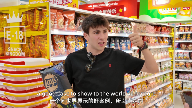 一位西班牙游客在零食王国体验。均为长沙晚报通讯员 谢海 供图 一位西班牙游客在零食王国体验。均为长沙晚报通讯员 谢海 供图