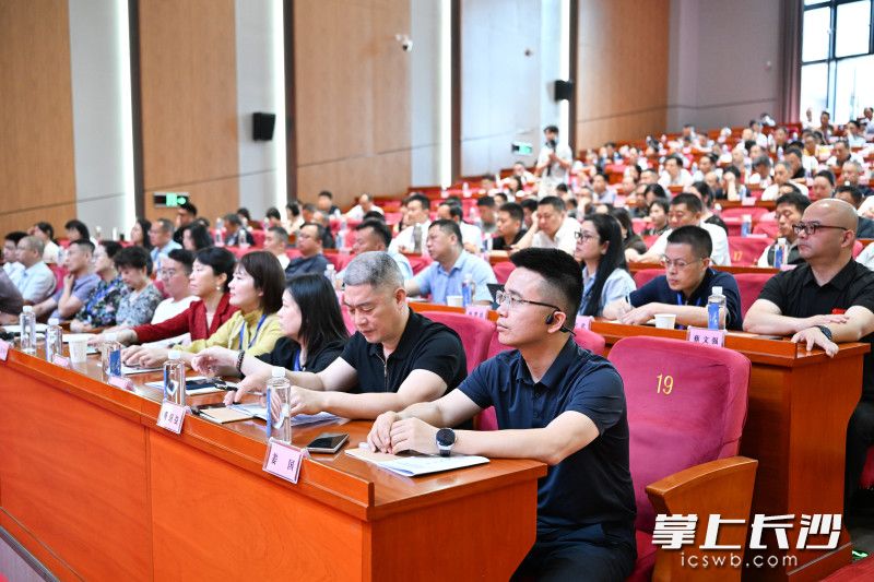 来自全市160家行业协会商会的党组织书记、会长等主要负责人参加培训。 来自全市160家行业协会商会的党组织书记、会长等主要负责人参加培训。