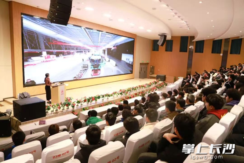 图为三一重卡校内宣讲会。三一职院新能源汽车技术专业2303班全员就业该企业。均为通讯员 高妍 供图 图为三一重卡校内宣讲会。三一职院新能源汽车技术专业2303班全员就业该企业。均为通讯员 高妍 供图