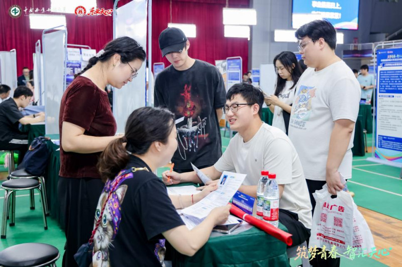 现场设立“职业指导专区”和“政策指导专区”,为毕业生提供简历诊断、面试技巧培训及职业规划辅导。均为主办方供图 现场设立“职业指导专区”和“政策指导专区”,为毕业生提供简历诊断、面试技巧培训及职业规划辅导。均为主办方供图
