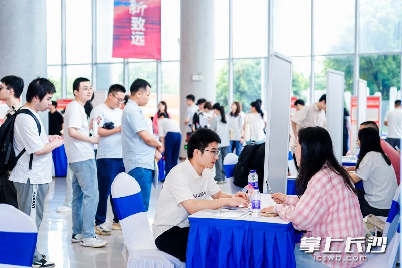 人才与企业面谈。 人才与企业面谈。