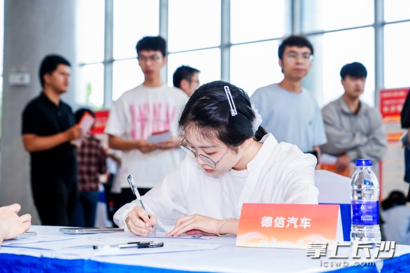 望城经开区人才政策发布暨2026年产业紧缺急需人才引进活动现场。 均为长沙晚报通讯员周南供图 望城经开区人才政策发布暨2026年产业紧缺急需人才引进活动现场。 均为长沙晚报通讯员周南供图