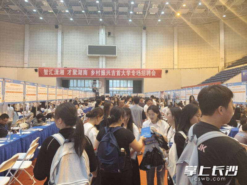 现场,216家用人单位招聘5471人。均为通讯员供图 现场,216家用人单位招聘5471人。均为通讯员供图