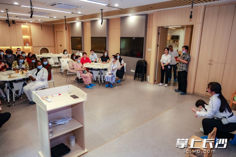 启动仪式前,肯尼亚代表团先后走进金职伟业现代家庭服务产教融合实践中心、行业共同体办公区及职业培训学校实地考察。 均为长沙晚报通讯员谢晓斌摄 启动仪式前,肯尼亚代表团先后走进金职伟业现代家庭服务产教融合实践中心、行业共同体办公区及职业培训学校实地考察。 均为长沙晚报通讯员谢晓斌摄