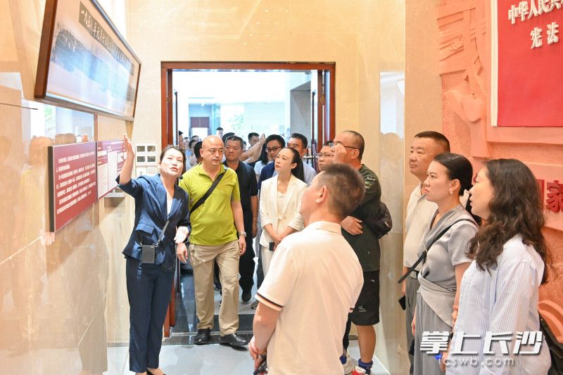 参观长沙人大历史陈列室。长沙晚报全媒体记者 刘晓敏 摄 参观长沙人大历史陈列室。长沙晚报全媒体记者 刘晓敏 摄