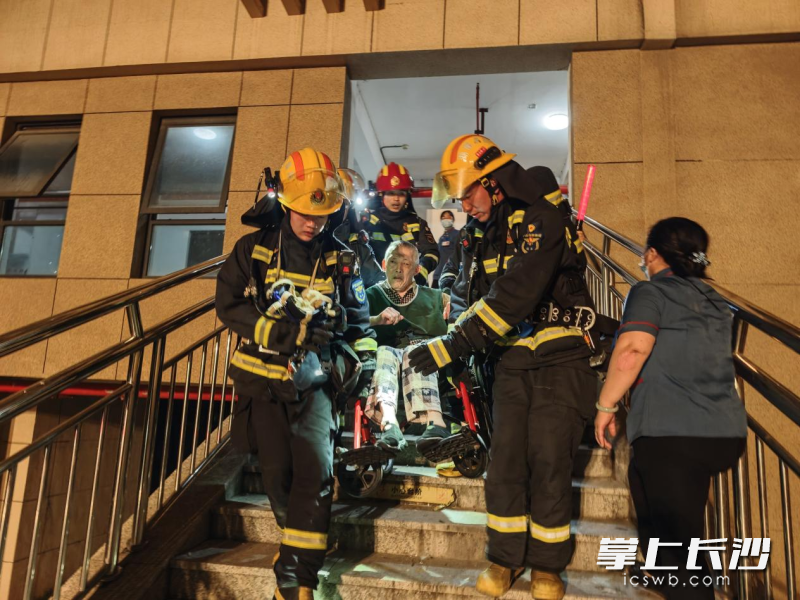 消防员协助行动不便的老人进行疏散。 长沙晚报通讯员 刘鑫 摄 消防员协助行动不便的老人进行疏散。 长沙晚报通讯员 刘鑫 摄